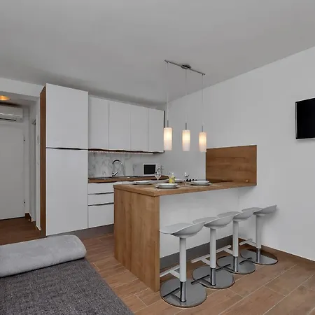 Ivan Sea View マカルスカ